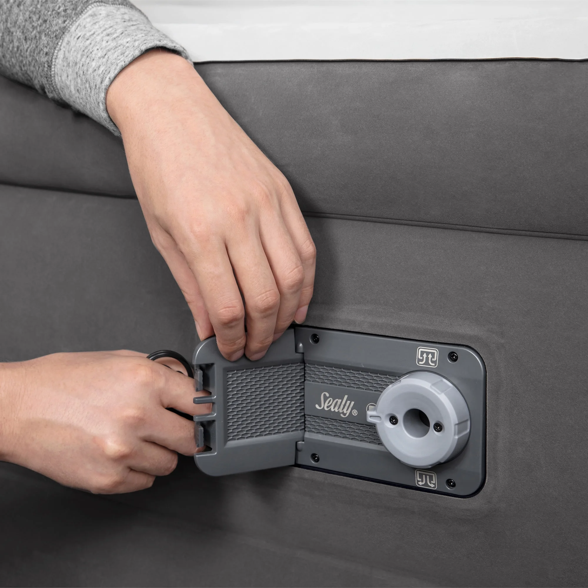 SEALY Tritech Air Mattress King Built-in AC Pump 80" x 76" x 22" - image 5